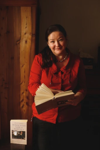 Alena Anežka Gajdušková s knihou